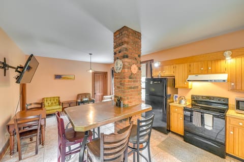Dalton Vacation Rental Near Hiking and Skiing! Maison in Pittsfield
