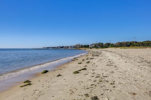 Cape Cod Home Walk to Beach and Main St Hyannis! Maison in Hyannis