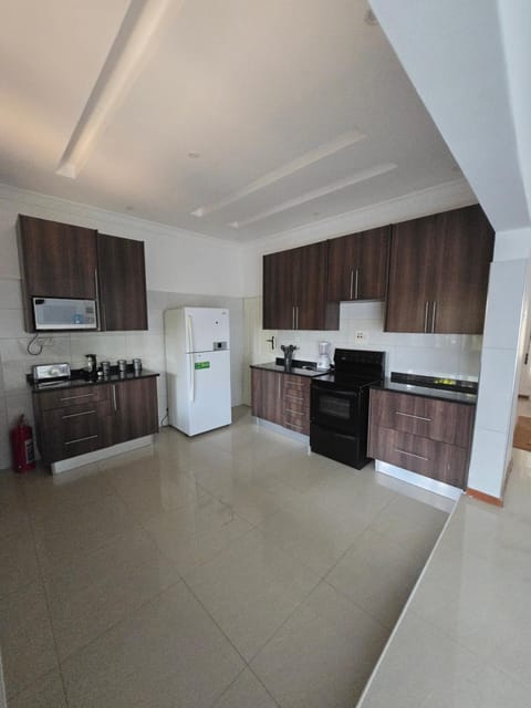 Kitchen or kitchenette, dishwasher, minibar, oven, stove, toaster