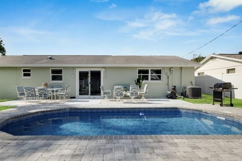 New Listing! 4 bedroom 2 bath Private pool home House in Largo