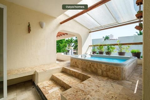 Amazing House with Private Pool - Tennis & Paddle Court House in Acapulco