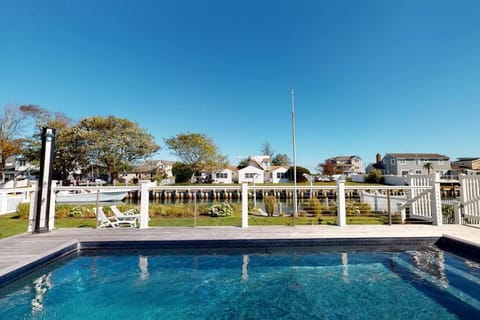 Hampton's Waterfront House Steps To Private Beach Maison in East Quogue