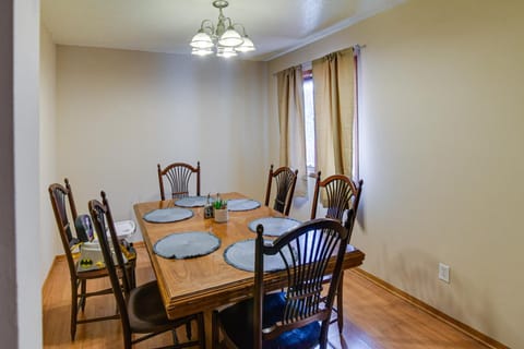 Pet-Friendly Urbandale Home about 8 Mi to Des Moines! Maison in Clive