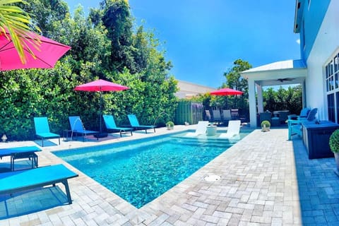 New Designer's Dream Delray Beach Oasis Heated Pool, Large Patio, Close to the Ave Haus in Delray Beach