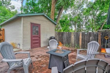 CentralAC*Smart TVs*FirePit*BBQ*King*FullKitchen Haus in Old Colorado City