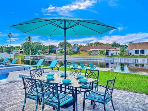 NEW Stunning Delray Waterfront Oasis - Heated Pool, Spa, Canal, Dock, Huge Patio, Pool Table! House in Delray Beach