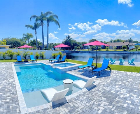 NEW Stunning Delray Waterfront Oasis - Heated Pool, Spa, Canal, Dock, Huge Patio, Pool Table! Casa in Delray Beach