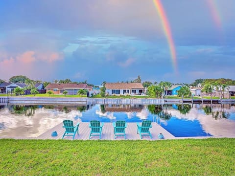 NEW Stunning Delray Waterfront Oasis - Heated Pool, Spa, Canal, Dock, Huge Patio, Pool Table! House in Delray Beach