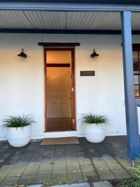 Two roomed private suite in front of cottage Vacation rental in Adelaide