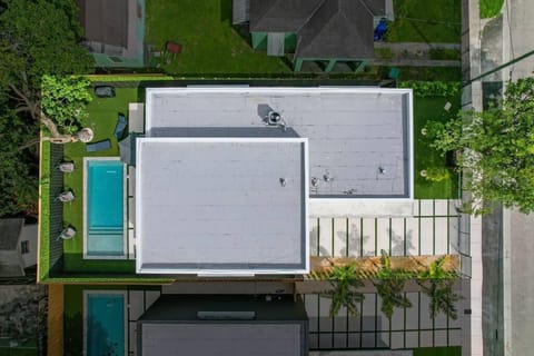 Design House -Heated Pool -Big Yard -Gated Parking Moradia in Miami