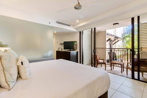Sunny Swim-out Serenity with Direct Beach Access Apartment in Port Douglas