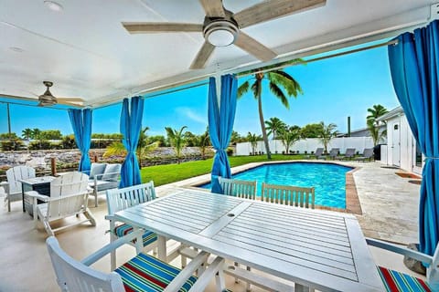 NEW Waterfront Tropic Oasis - Heated Pool, Canal, Dock, Air Hockey House in Boynton Beach