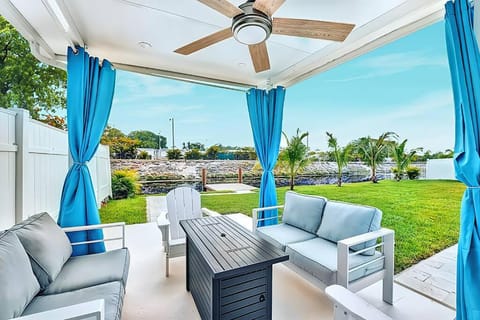 NEW Waterfront Tropic Oasis - Heated Pool, Canal, Dock, Air Hockey House in Boynton Beach