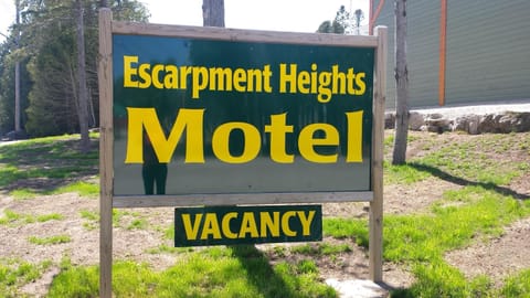 Escarpment Heights Motel Motel in Tobermory