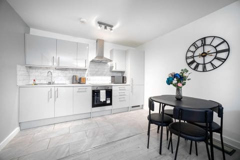 Newly Renovated 3-Bedroom Apartment by London Museum Condominio in Edgware