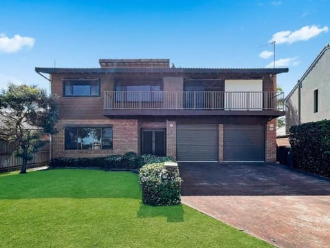 Family Getaway Opposite Warilla Beach House in Wollongong