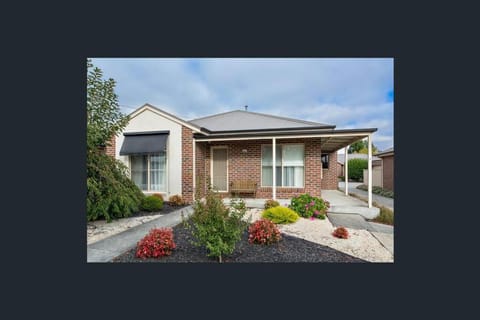 Comfortable 3-bedroom home with two car garage House in Ballarat