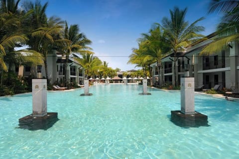 Sunny Swim-out Serenity - Beachside Resort Living Condo in Port Douglas