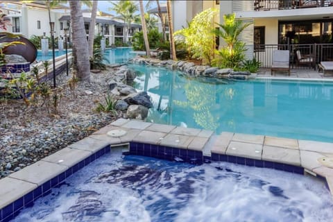 Resort-style Swim Out - A Poolside Oasis Condo in Port Douglas