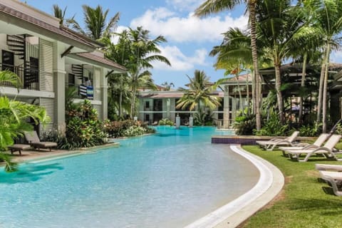 Resort-style Swim Out - A Poolside Oasis Condo in Port Douglas
