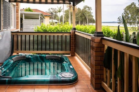 Pool and Spa on the Lakefront - Killarney Vale House in Central Coast