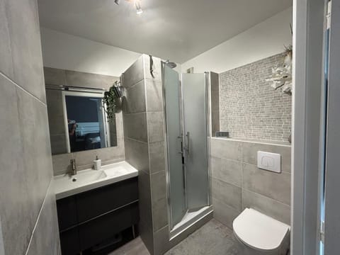 Chambre privée avec salle d'eau et balcon Vacation rental in Aubervilliers