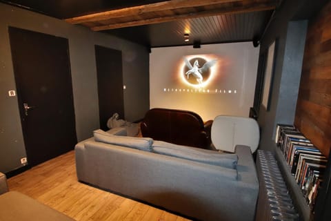 Communal lounge/ TV room, TV and multimedia, Living room, Evening entertainment