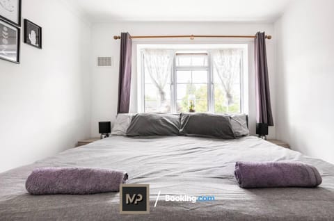 Luxury Apartment By Mechanical Properties Short Lets and Serviced Accommodation Epsom with Parking Condo in Epsom