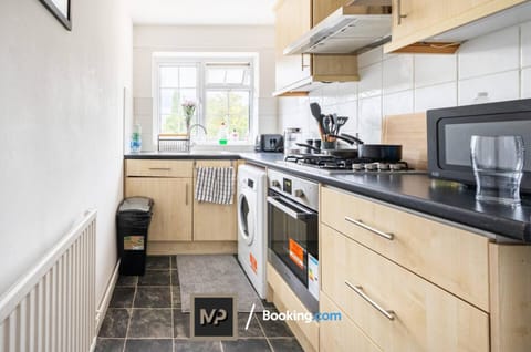 Luxury Apartment By Mechanical Properties Short Lets and Serviced Accommodation Epsom with Parking Eigentumswohnung in Epsom