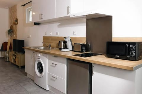 Coffee/tea facilities, Kitchen or kitchenette, stove, toaster, washing machine