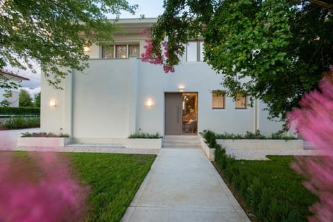 Property building, Facade/entrance, Day, Garden, Garden view