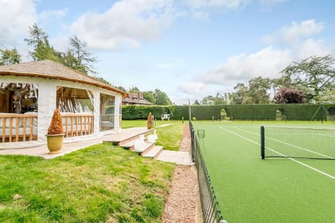 Country Villa near London: hot tub-sauna-gym +more House in East Hertfordshire District