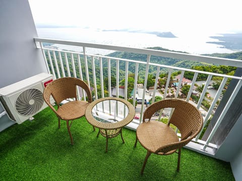 View (from property/room), Balcony/Terrace, Lake view, Mountain view