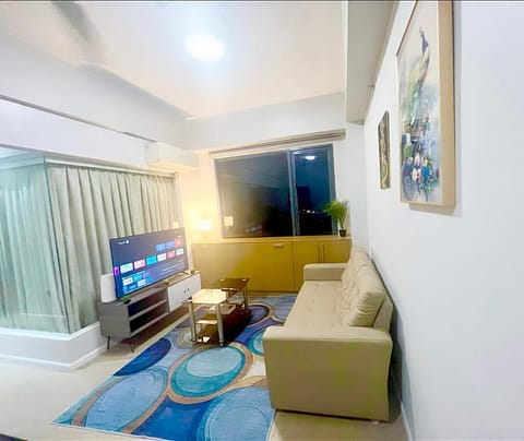 one bedroom suite with stunning city views on 38th floor in Eastwood Metro Manila Apartment in Pasig