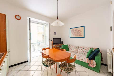 TV and multimedia, Kitchen or kitchenette, Living room, Seating area, Dining area