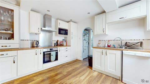 Charming 2-Bedroom Flat in the Heart of Cro London ER1 Condo in Croydon