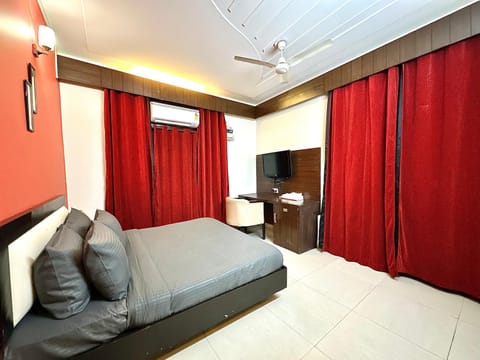 room with attach washroom near golf course road Hotel in Gurugram