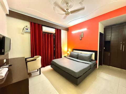 room with attach washroom near golf course road Hotel in Gurugram