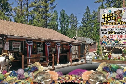 Summit: Discover Serenity in this Cozy Cabin with Mountain Views! House in Big Bear