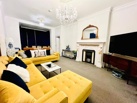 Communal lounge/ TV room, TV and multimedia, Living room, Seating area, Evening entertainment, fireplace