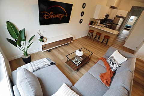 Communal lounge/ TV room, TV and multimedia, Living room, Seating area, Evening entertainment