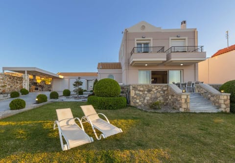 Property building, Patio, Day, Garden view, sunbed