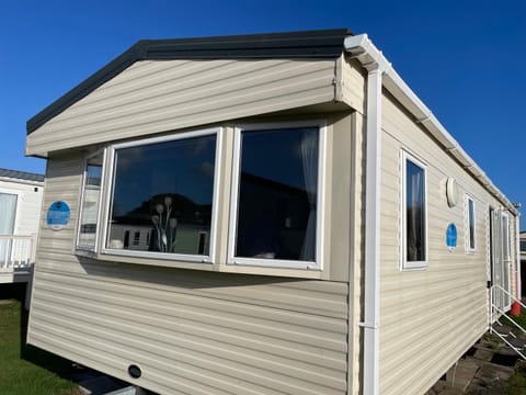 Captivating 2-Bed Caravan in Clacton-on-Sea House in Clacton-on-Sea