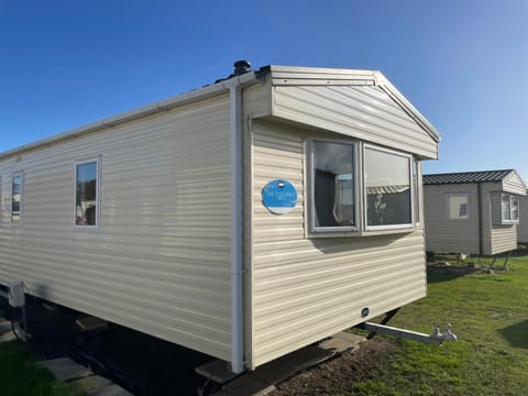 Captivating 2-Bed Caravan in Clacton-on-Sea House in Clacton-on-Sea