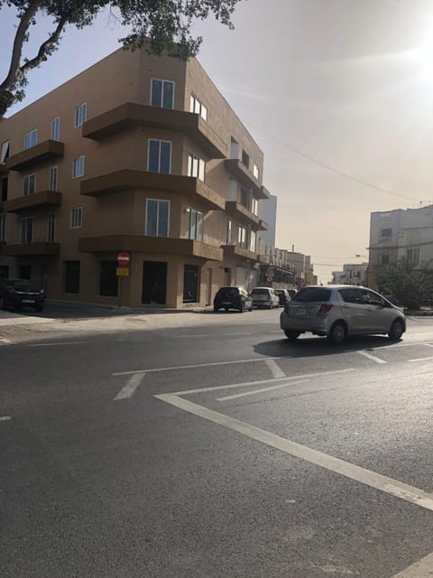 Property building, Day, Neighbourhood, Street view, Parking