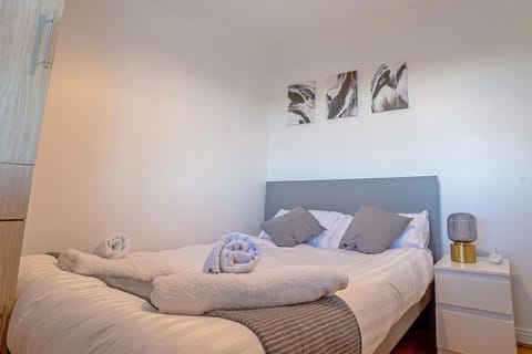Deluxe 2 Bed Apartment- Near Heathrow, Legoland, Windsor Slough Apartment in Slough