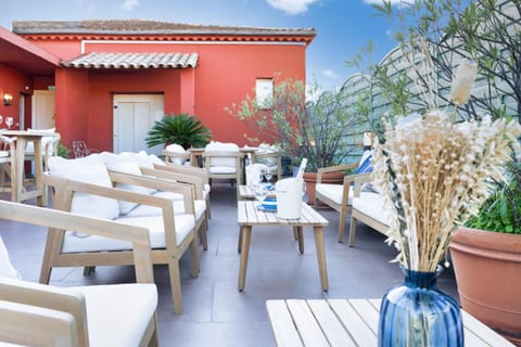 Patio, Lounge or bar