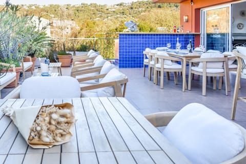 Patio, Lounge or bar