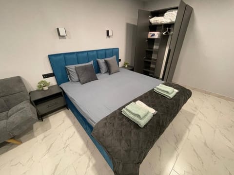 Bed, Seating area