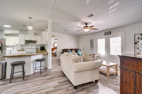 Sunny Fort Myers Home with Screened-In Porch and Grill Maison in Iona